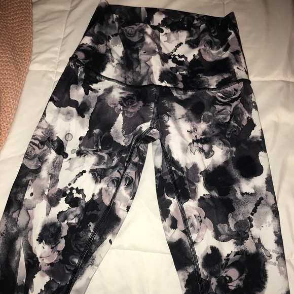 lululemon athletica Pants - Lululemon Wunder under crop high rise size 6